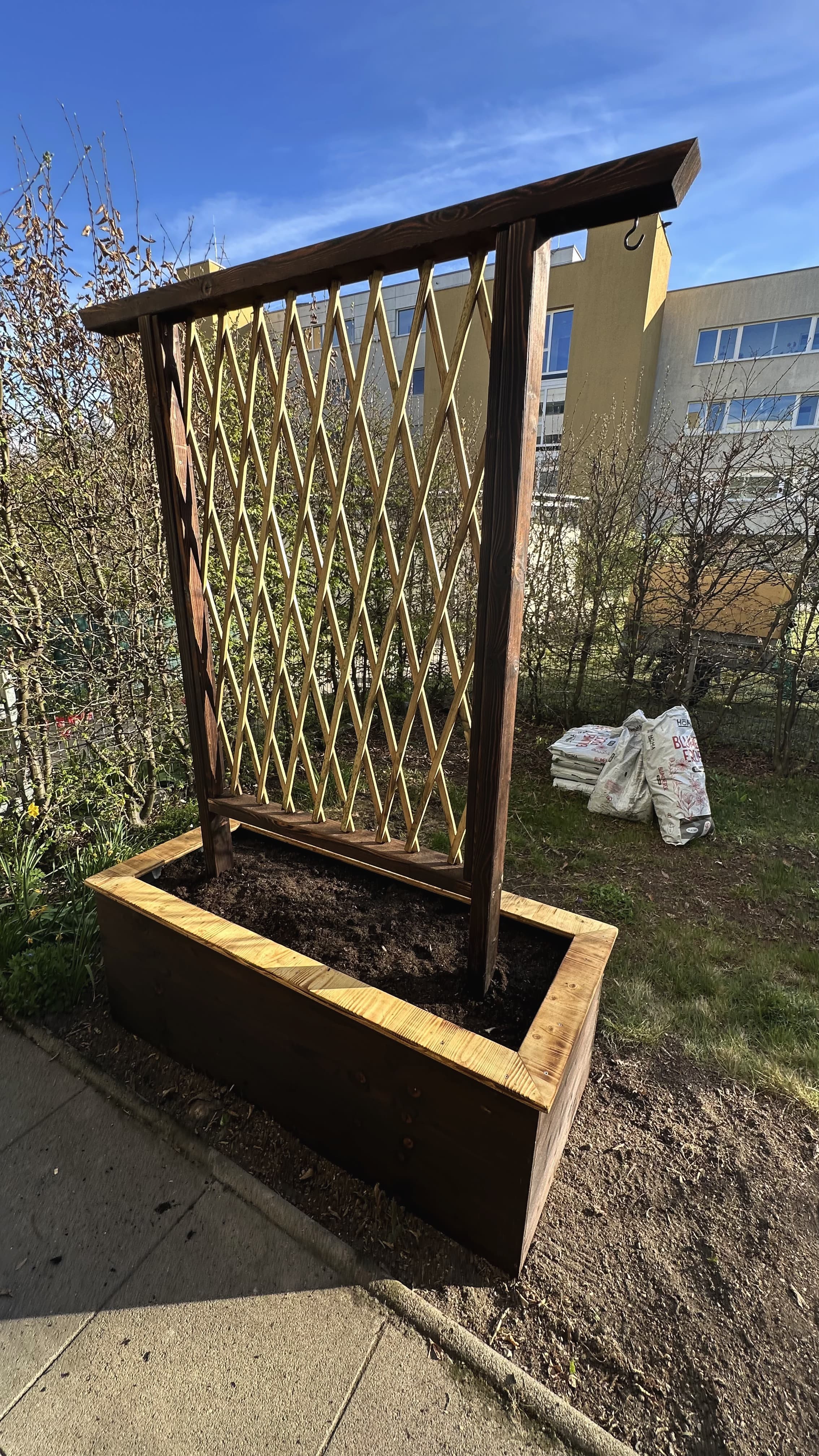 Hochbeet mit Spalier
