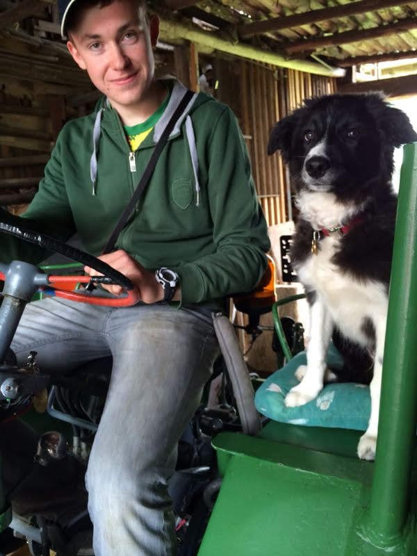 Aron und Alex am Traktor