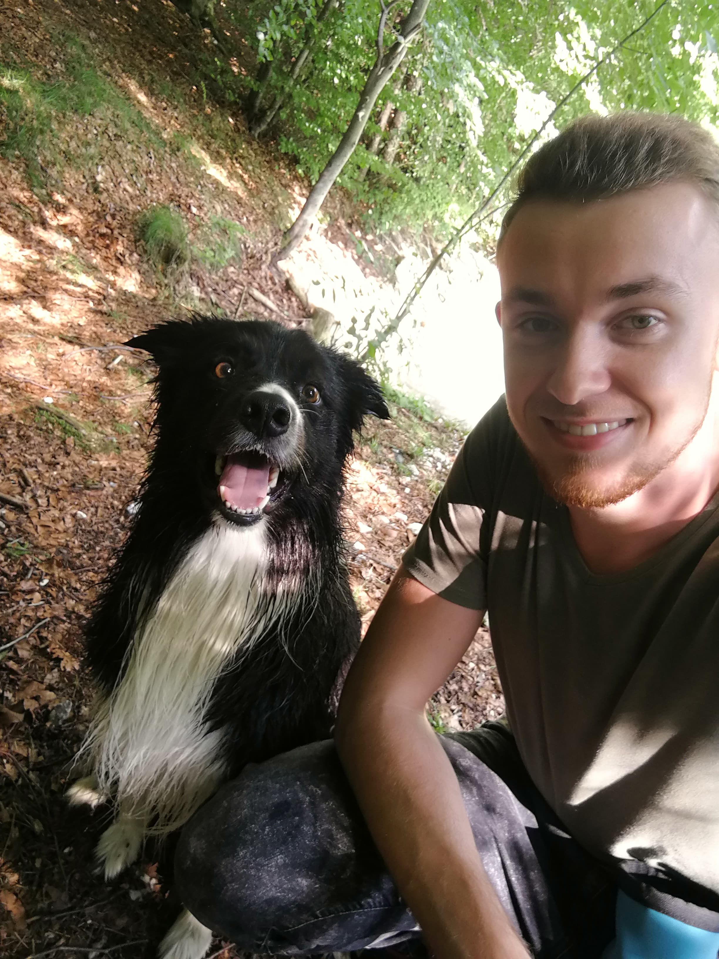 Aron und Alex Selfie im Wald